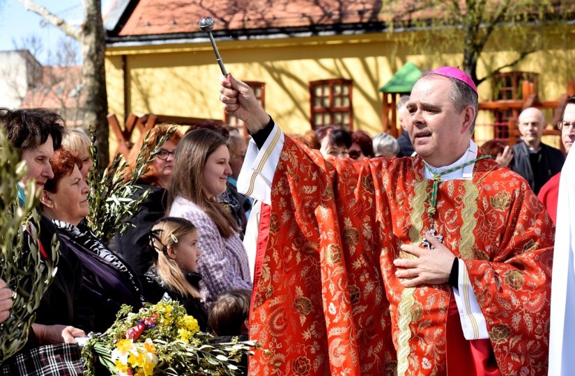 FOTO Blagoslovom grančica i cvijeća te svetom misom u varaždinskoj katedrali proslavljena Cvjetnica