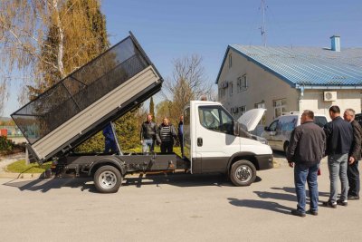 U ivanečki Ivkom stiglo novo teretno vozilo za odvoz krupnog i selektiranog otpada