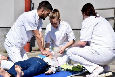 FOTO Ispred Sveučilišta Sjever zajednička vježba spašavanja djelatnika Hitne i studenata sestrinstva