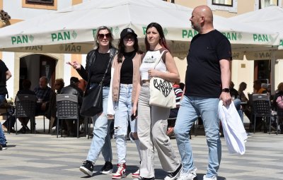 FOTO Sunčano prijepodne izmamilo brojne građane u središte Varaždina...