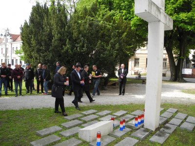 Odana počast dvanaestorici poginulih policajaca u Borovom selu