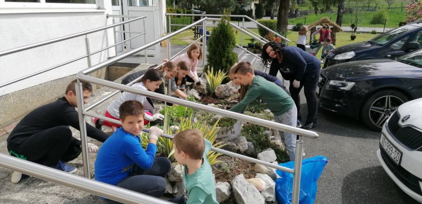 FOTO Ekološka akcija u OŠ Beletinec - &quot;Posadi šareno cvijeće, da škola bude puna sreće!&quot;