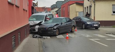 FOTO Prometna nesreća na raskrižju Trenkove i O. Price, ozlijeđena jedna osoba