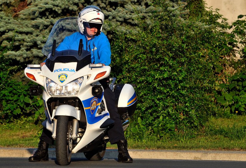 Dvije nesreće u Zagrebačkoj ulici, mladić srušio policajca na motoru