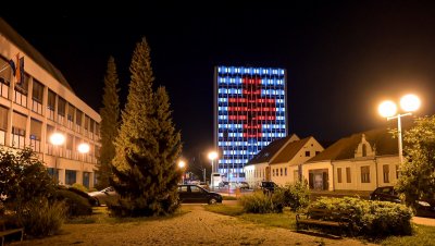 FOTO Vodotoranj osvijetljen simbolom Crvenog križa, u znak podrške svim djelatnicima i volonterima ove humane organizacije