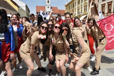 FOTO Fešta na ulicama i trgovima, pogledajte najveću fotogaleriju mimohoda maturanata!