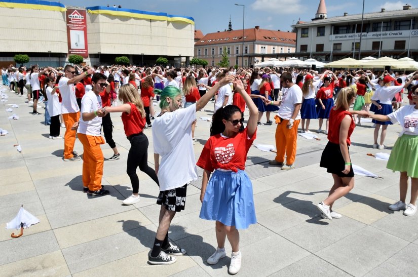 VIDEO, FOTO Plesom quadrilla 600-tinjak maturanata oprostilo se od srednje škole