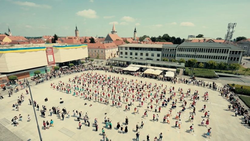 VIDEO Plesom quadrilla 600-tinjak maturanata oprostilo se od srednje &scaron;kole