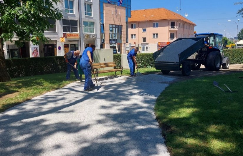 IVANEC Uređuju se staze u zapadnom dijelu parka u gradskom centru