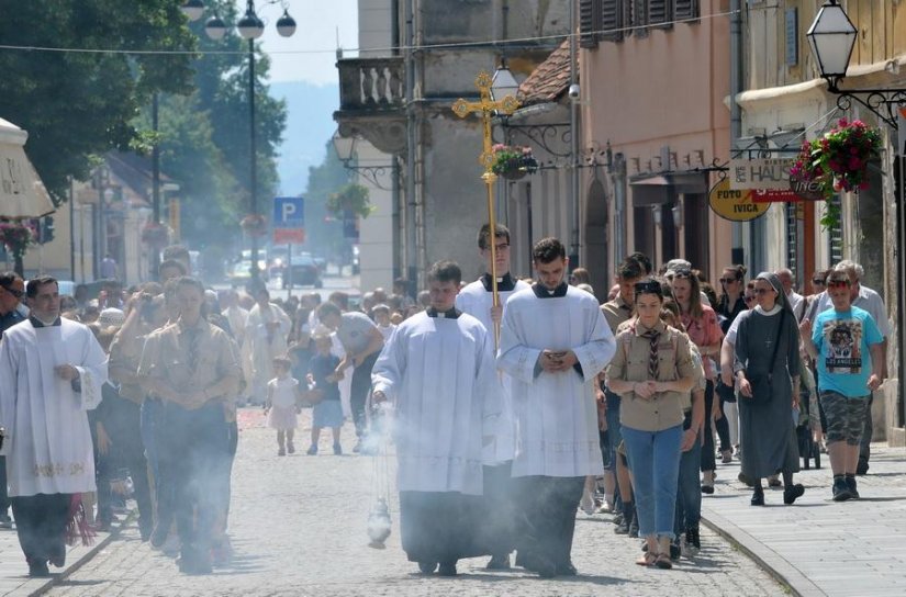 TIJELOVO Nakon mise u varaždinskoj katedrali, slijedi euharistijska procesija ulicama Varaždina