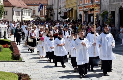 FOTOGALERIJA Misnim slavljem i procesijom Varaždinci proslavili blagdan Tijelova