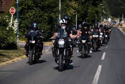Defile motorista na topličkom moto-susretu uz pratnju policijskih službenika
