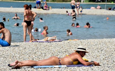 FOTO Mnogi su spas od toplinskog vala potražili na vodenim površinama, bili smo na Aquacityju i bazenima na Dravi