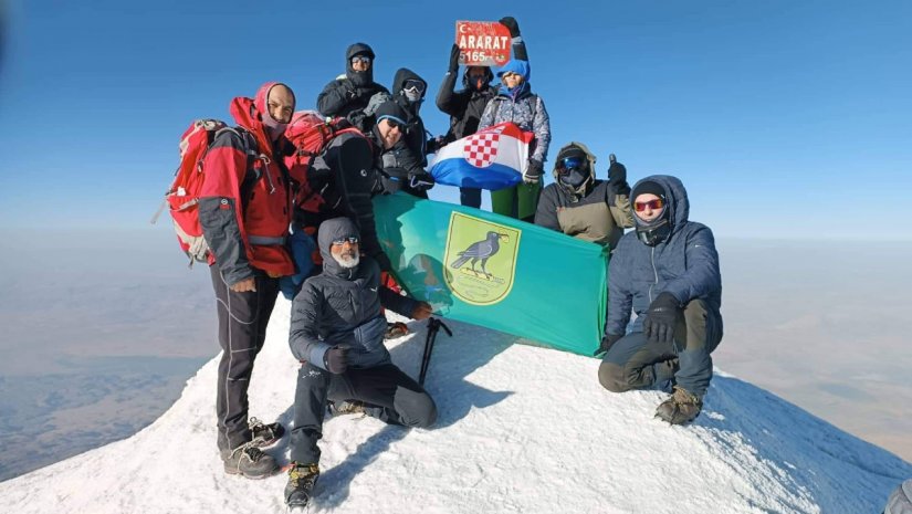Planinari PK Ivanec osvojili najviši vrh Turske, zavijorile se hrvatska i lepoglavska zastava