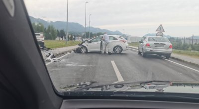 FOTO Oprezno na cestama: U Ivancu se sudarila dva automobila