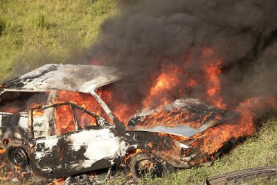 Nemirna noć u Poljancu: Izgorio automobil u dvorištu kuće