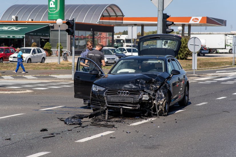 FOTO Sudar automobila kod semafora blizu benzinske postaje Šilec