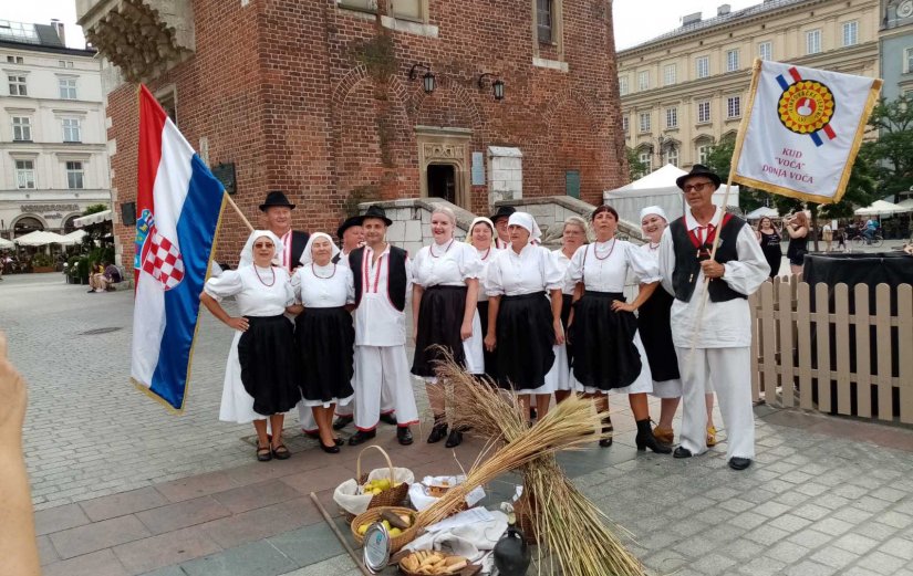 FOTO Voćanci se u Poljskoj predstavili stoljetnim napjevima, osvojili certifikat za izuzetan performans