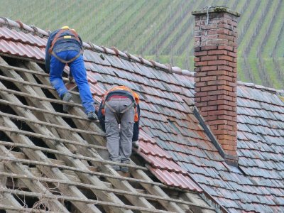 Radnik pao s krovišta visokog šest metara, na njega pala betonska ploča, teško je ozlijeđen