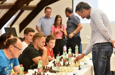 FOTO Garibović, Ratković, Divjak, Bojanić Morandini i Petrić okušali se u šahovskoj partiji s velemajstorom Jankovićem