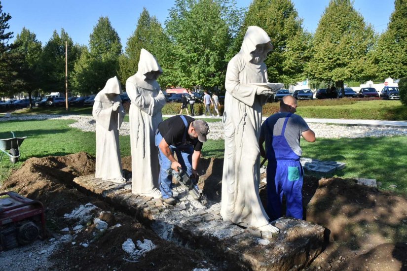 Nakon godinu dana uklanjaju se skulpture &quot;Crkveni redovi Varaždina&quot;