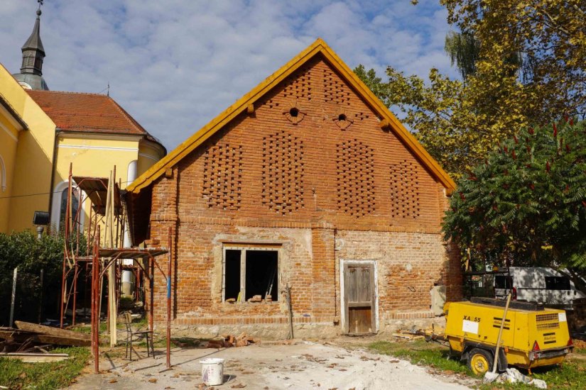 FOTO Već se nazire nova vizura stare zgrade u ivanečkom gradskom parku