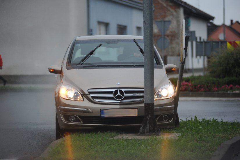 FOTO Automobilom izletio u kružnom toku i zabio se u prometnu signalizaciju