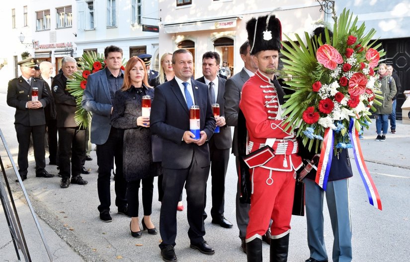 FOTO Položeni vijenci kod križa zahvalnosti uoči Dana oslobođenja Varaždina