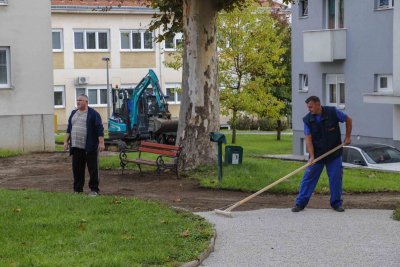 Uređuju se staze u ivanečkom malom parku u Ulici Đure Arnolda