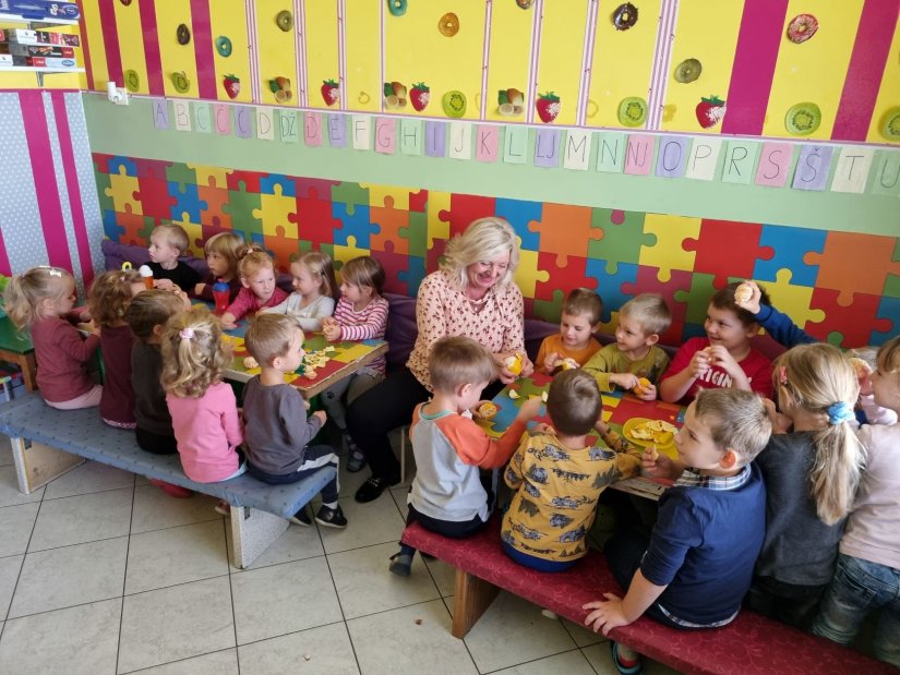 Općina Trnovec Bartolovečki svojim školarcima i vrtićarcima darovala mandarine