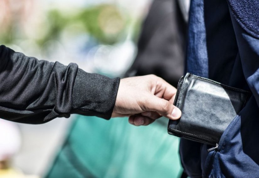 Iz džepa jakne ukrao novčanik 53-godišnjakinje u Optujskoj ulici