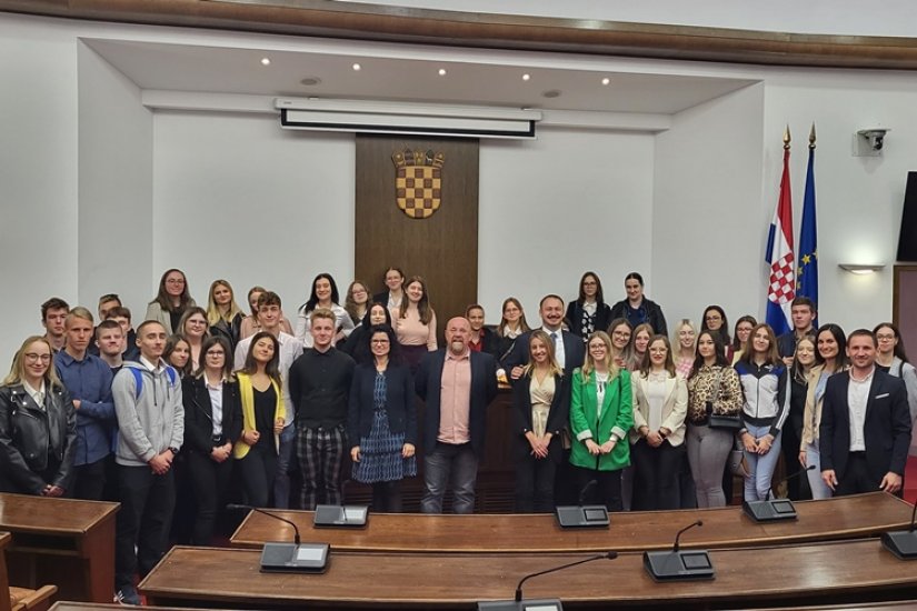 FOTO Novomarofski srednjoškolci terensku nastavu „odradili” u Hrvatskom saboru – dočekao ih i zastupnik Siniša Jenkač