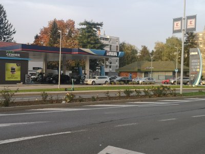 FOTO Od ponoći opet poskupljuje gorivo, građani pohrlili na benzinske