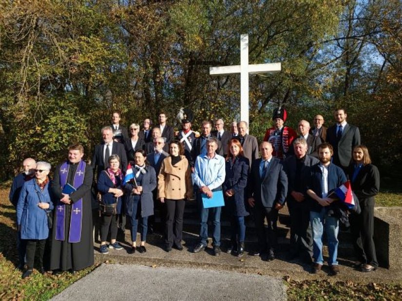 UOČI SVIH SVETIH Kod Spomen križa u Dravskoj park šumi odana počast žrtvama likvidacija II. svjetskog rata i poraća