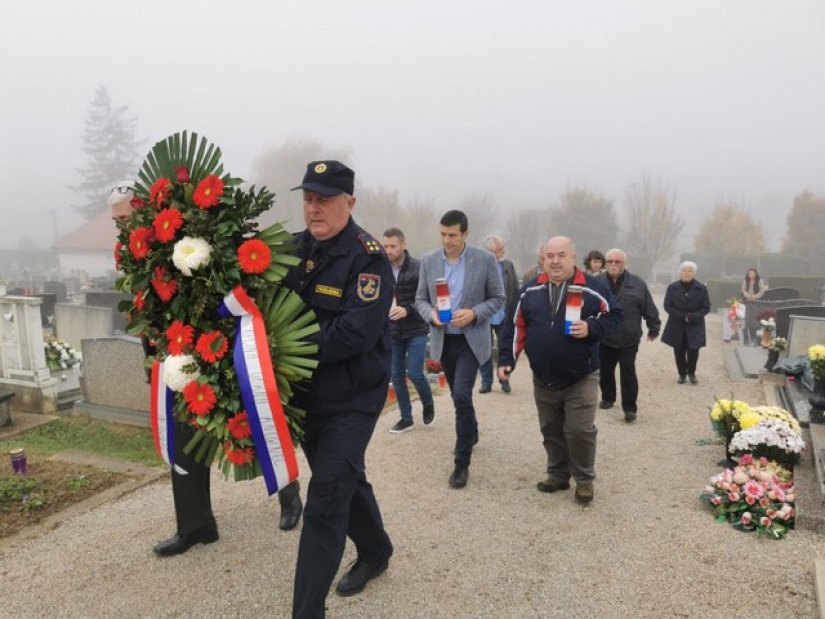 U povodu blagdana Svih svetih položen vijenac kod središnjeg križa na groblju u Gornjem Knegincu