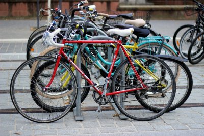 Iz metalnog držača ukraden zaključani bicikl, policija traži lopova