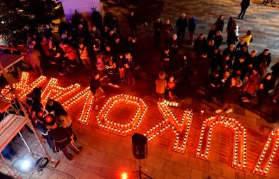 FOTO Ispred varaždinske Gradske vijećnice lampionima ispisano ime grada heroja