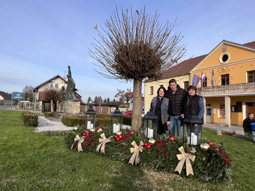 Postavljen adventski vijenac i ukrašen bor ispred zgrade Općine Vinica