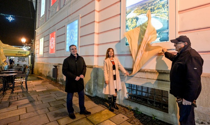 Adventski kalendar i ove godine krasi Županijsku palaču, prvu fotografiju otkrio poznati novinar i putopisac Martin Lukavečki