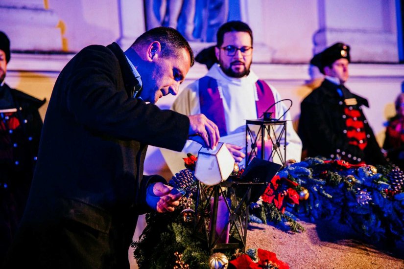 ZAPALJENA DRUGA ADVENTSKA SVIJEĆA  Župan Posavec podijelio s građanima svjetlost svijeće mira i spasenja