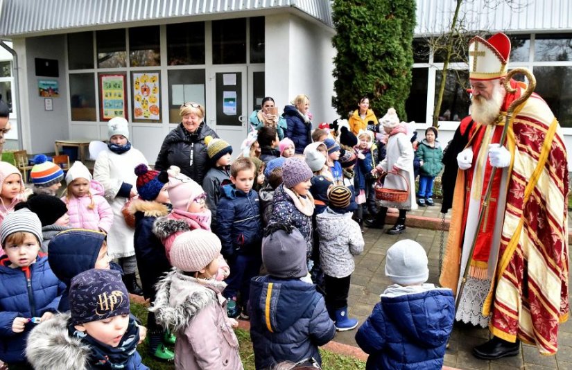 FOTO Sveti Nikola i Krampus obišli vrtiće, mališane razveselili slatkišima