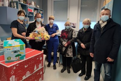 Varaždinski HNS Odjelu za pedijatriju uručio donaciju, a najmlađe pacijente razveselio darovima