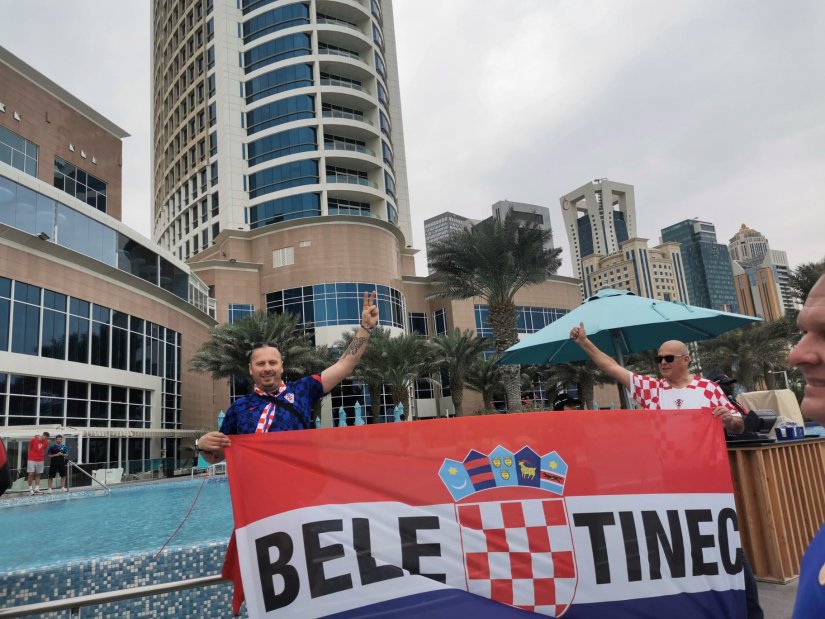 FOTO Zagrijava se atmosfera pred nadmetanje s Brazilom, navijači opet došli do hotela gdje su Vatreni