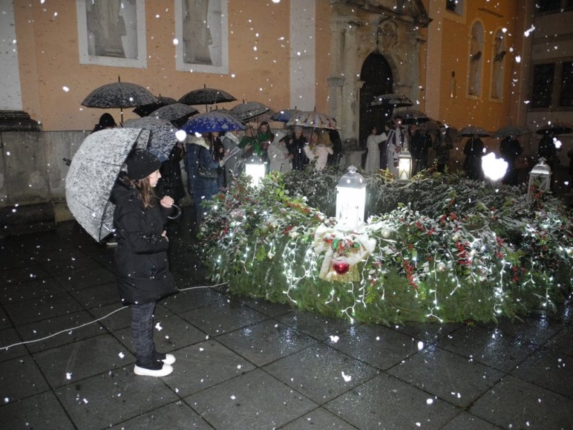 Upaljena i treća svijeća na adventskom vijencu ispred katedrale