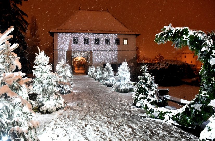 FOTO Noćni prizori snježne idile na varaždinskim ulicama