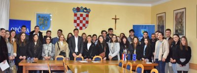 Vinica: Načelnik Štimec potpisao Ugovore o dodjeli novčanih potpora za 48 studenata