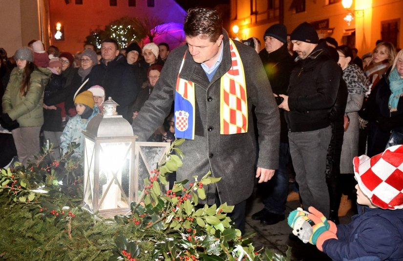 FOTO Na adventskom vijencu ispred varaždinske katedrale upaljena i četvrta svijeća