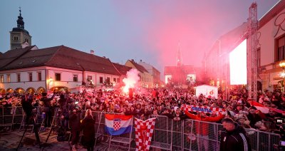 FOTO Mnogobrojni građani ispunili središnji varaždinski trg te odali počast Daliću i vatrenima