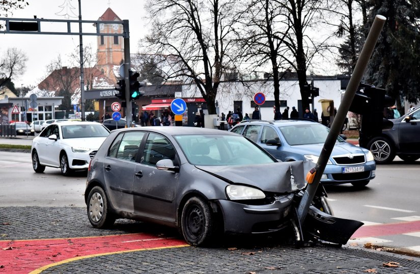 FOTO Prometna nesreća kod klizališta, autom srušio semafor