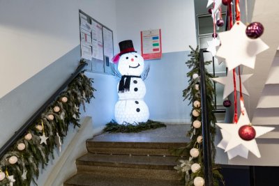 FOTO Božićni duh u zgradi na Banfici: Kućepazitelj okitio predvorje zgrade